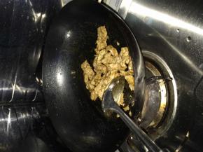 锅内放入适量油，把羊肉放入锅中翻炒，放入孜然