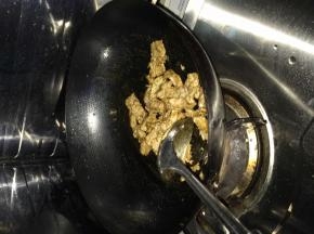 锅内放入适量油，把羊肉放入锅中翻炒，放入孜然