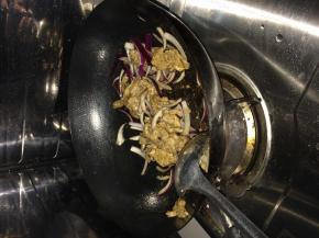 锅内放入适量油把洋葱放入过油翻炒两分钟左右，放入羊肉