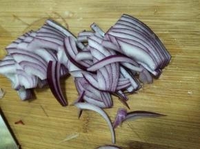 羊葱切成长条状