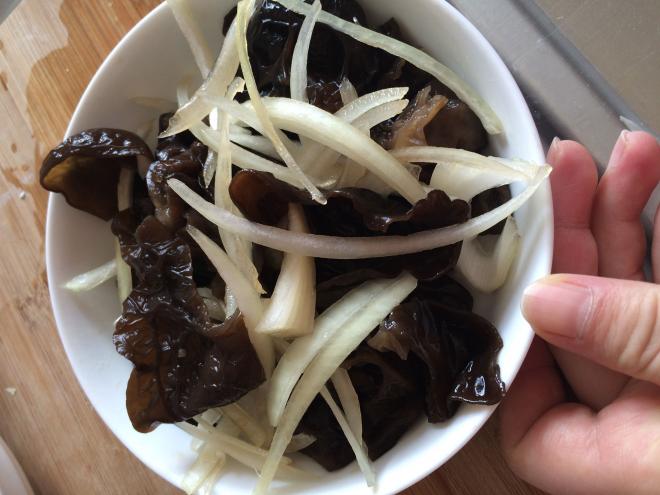 洋葱拌木耳