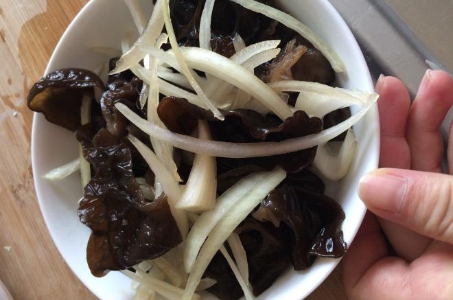 洋葱拌木耳