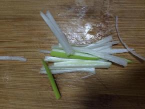 葱切成条状
