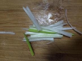 葱切成条状