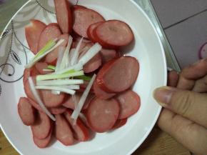 火腿放入盘中，加入醋等调料，搅拌均匀即可