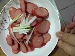 火腿放入盘中，加入醋等调料，搅拌均匀即可