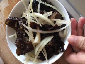 把木耳和洋葱放入盘中，加入调料搅拌均匀即可