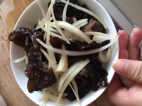 把木耳和洋葱放入盘中，加入调料搅拌均匀即可