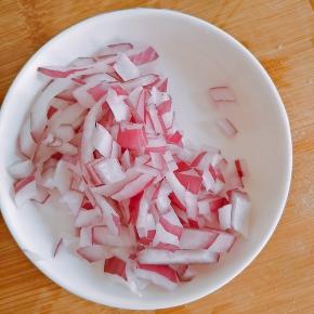 3.洋葱切碎，因为家里没有小葱了，就用洋葱提味了。