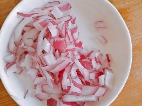 3.洋葱切碎，因为家里没有小葱了，就用洋葱提味了。