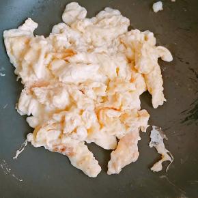 4.锅内烧油，油温高一点，放入鸡蛋翻炒，这样可以去蛋腥味。