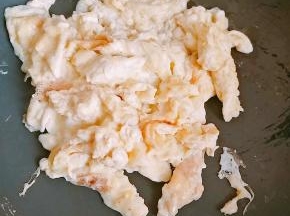 4.锅内烧油，油温高一点，放入鸡蛋翻炒，这样可以去蛋腥味。