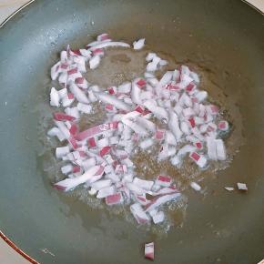 5.热锅冷油放入洋葱爆香。