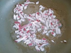 5.热锅冷油放入洋葱爆香。