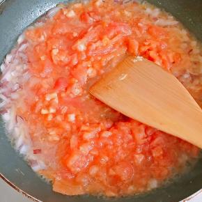 6.放入西红柿翻炒至出红汤，放入鸡精和少许花椒粉。