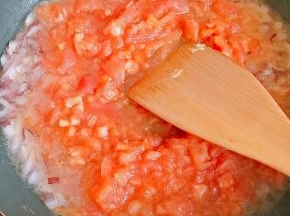 6.放入西红柿翻炒至出红汤，放入鸡精和少许花椒粉。