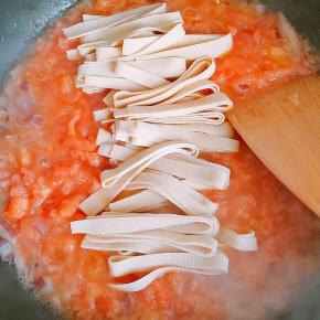 7.汤汁较多时放入豆皮。