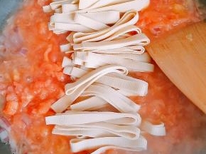 7.汤汁较多时放入豆皮。