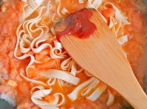 8.加入番茄酱，也可不加，我是为了增加酸甜口感。