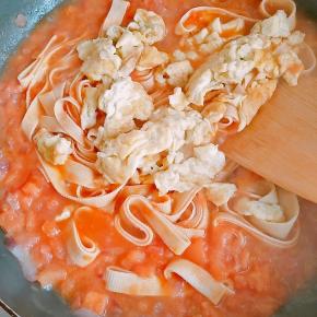 10.放入西红柿翻炒至出红汤。