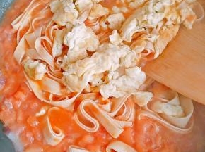 10.放入西红柿翻炒至出红汤。