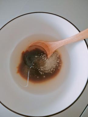 3.碗中放蚝油，少许盐和鸡精，加水调汤汁淋在茼蒿上。