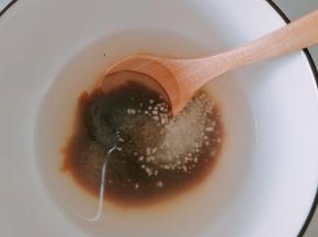 3.碗中放蚝油，少许盐和鸡精，加水调汤汁淋在茼蒿上。