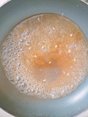 5.汤汁回锅，加入淀粉。