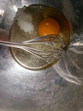 鸡蛋，油，糖，倒入盆中，搅拌均匀