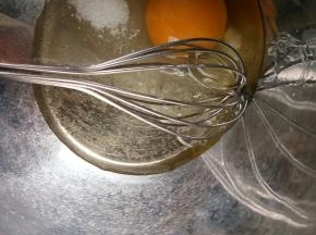 鸡蛋，油，糖，倒入盆中，搅拌均匀