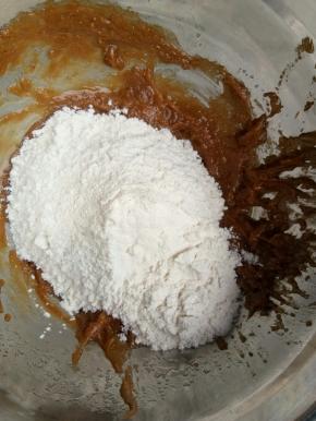 筛入面粉，拌匀成团！