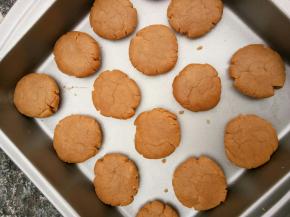 分成20g.左右的小圆，搓圆，压扁