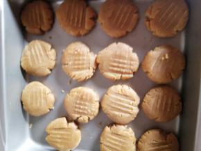 用叉子压出形状！烤箱预热上下火150度，20分钟左右！