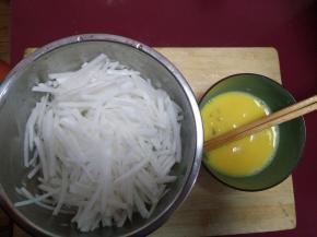 1.白萝卜切丝，鸡蛋加点盐打散。