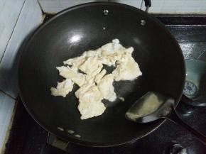 2.锅内放油小火下鸡蛋。