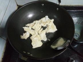 2.锅内放油小火下鸡蛋。