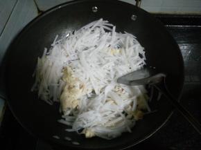 3.炒散后，加入白萝卜。