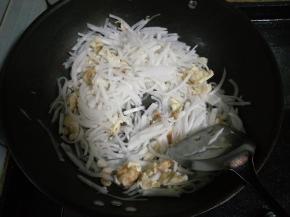 4.加入盐，大火翻炒3、4分钟后即可出锅。