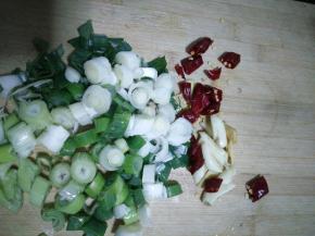 1.姜蒜切片，大葱干辣椒切小段，土豆切小丁。