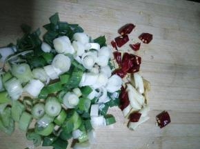 1.姜蒜切片，大葱干辣椒切小段，土豆切小丁。