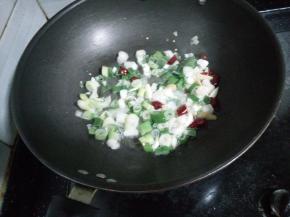 2.锅内放油下姜蒜、干辣椒、大葱炒香。