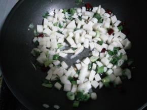 3.放入土豆丁，多翻炒一会儿。