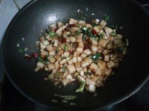 4.放入盐、酱油、豆瓣酱。