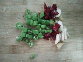 1.海带节提前泡一下切块，土豆切片泡水中，姜蒜切片，干辣椒小青椒切小段备用。