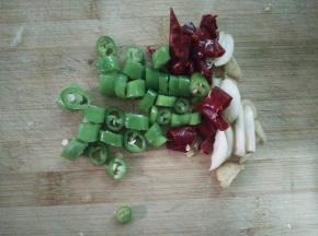 1.海带节提前泡一下切块，土豆切片泡水中，姜蒜切片，干辣椒小青椒切小段备用。