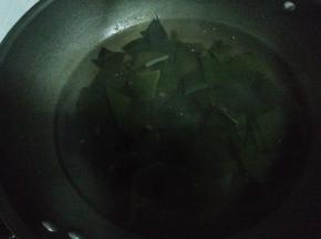 2.海带片提前煮一下。