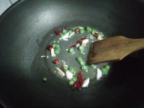 3.锅内下油，放姜蒜辣椒炒香。