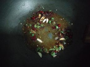 4.放少量盐、豆瓣酱和酱油。