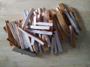 1.豆腐干切条。