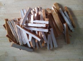 1.豆腐干切条。